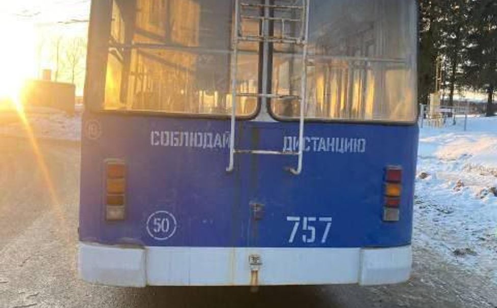 В Чебоксарах пенсионерка упала в троллейбусе и получила травму