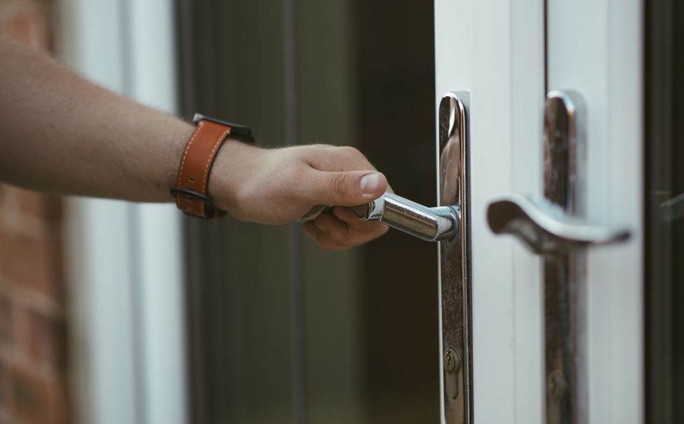 В Чебоксарах неадекватный мужчина угрожал устроить пожар в квартире