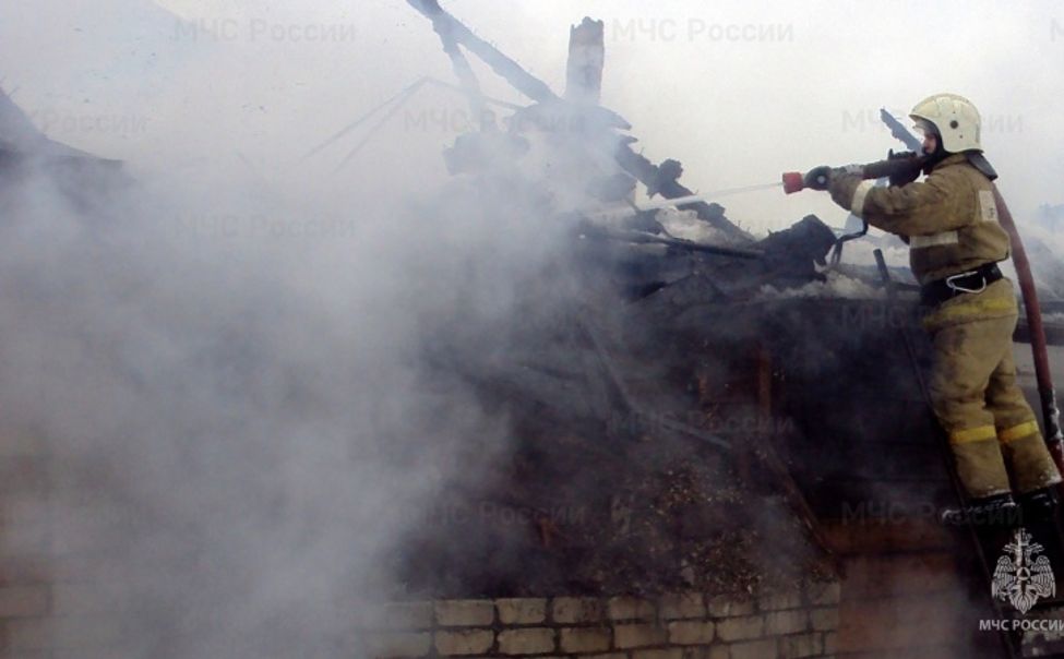 В Мариинско-Посадском МО огонь повредил баню и сарай 