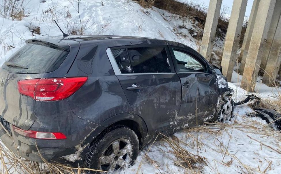 В Батыревском округе женщина за рулем кроссовера вылетела с моста