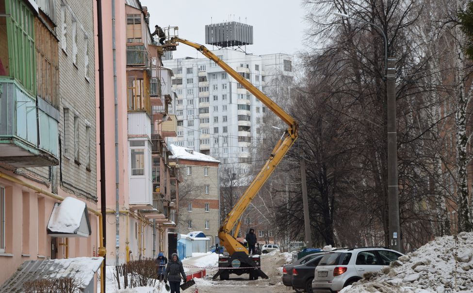 В Чебоксарах проводят очистку крыш от снега и наледи