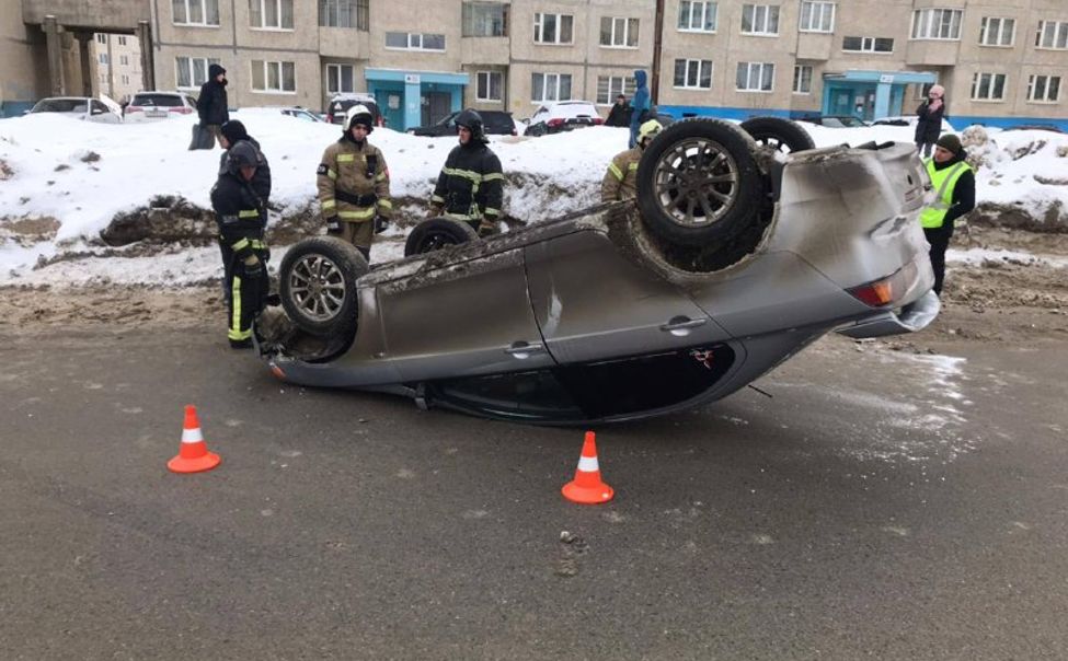 На Гражданской улице в Чебоксарах иномарка перевернулась на крышу