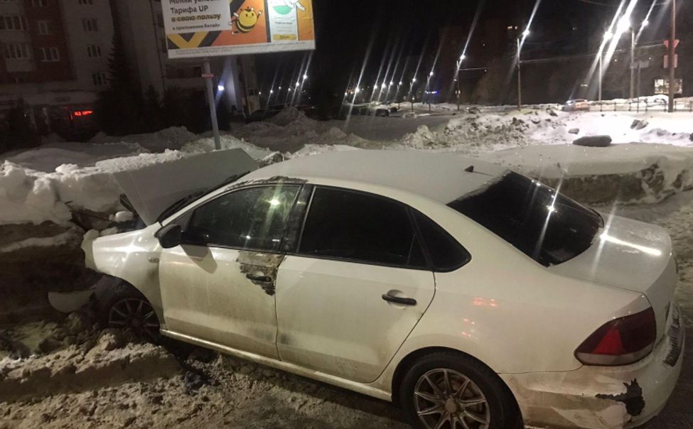 В Чебоксарах пьяный водитель за рулем иномарки влетел в сугроб. 2 человека пострадали