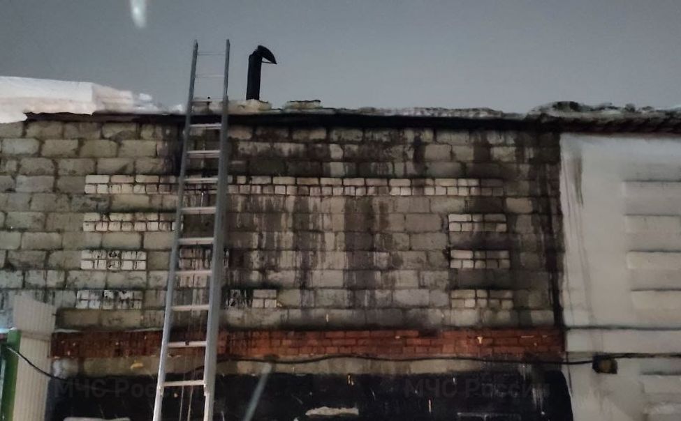 Из-за кустарной печи в Чебоксарах загорелся гараж