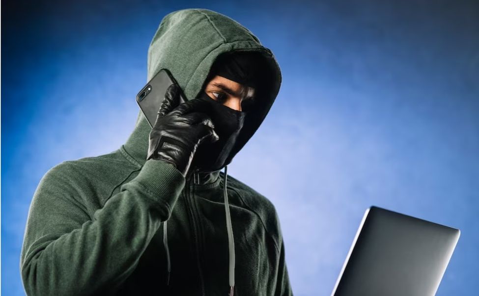 Чебоксарские полицейские взяли криминального курьера, забравшего у пенсионеров без малого миллион