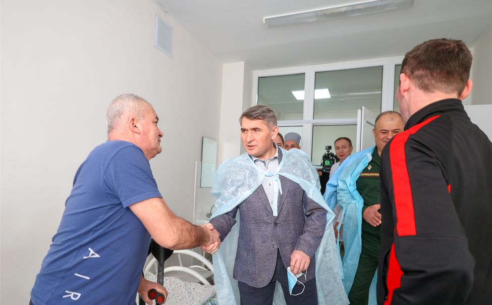 Глава Чувашии встретился с участниками СВО в госпитале