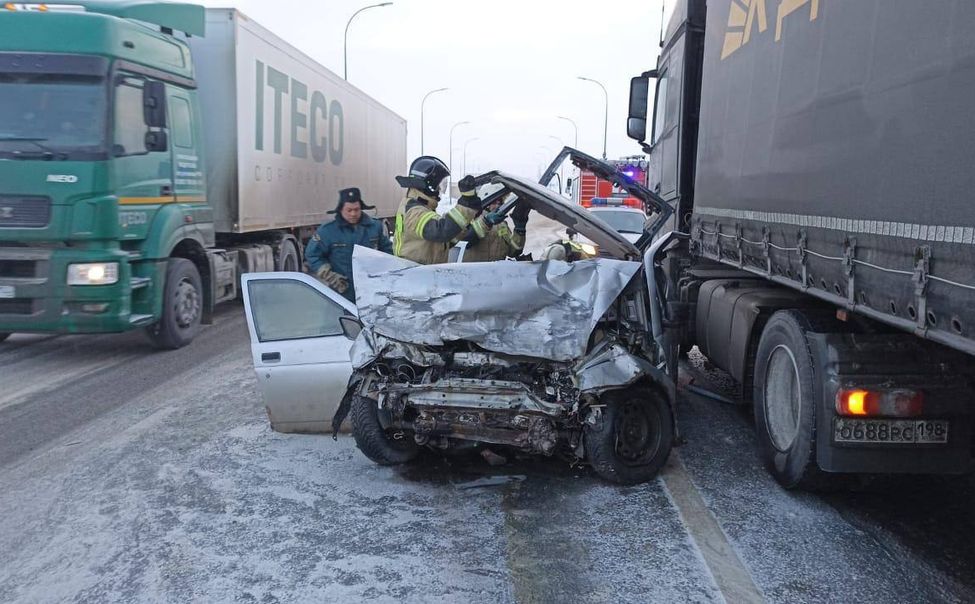 В Козловском округе легковушка вылетела на встречную полосу и столкнулась с фурой