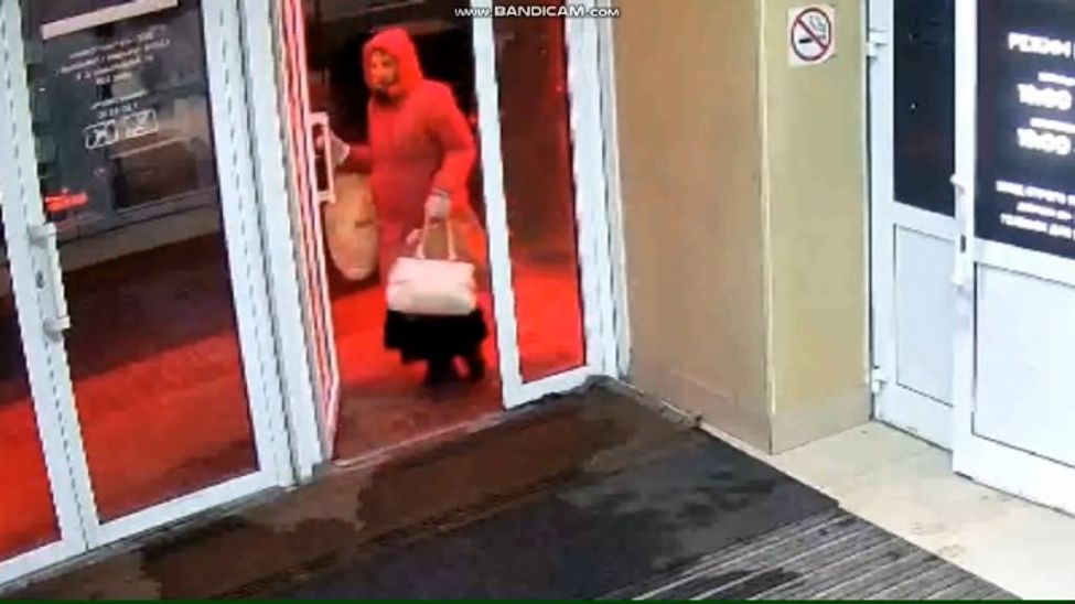 В Чебоксарах ищут женщину, укравшую сканер штрих-кодов 