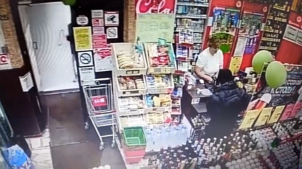 В Чебоксарах разыскивают мужчину со спутницей, расплатившегося за покупки чужой картой