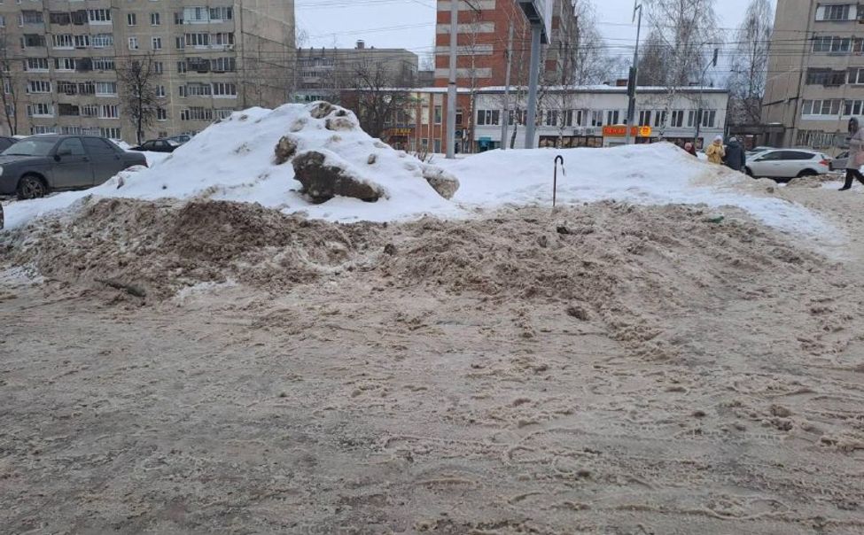 В Чебоксарах водитель иномарки сдавал задним ходом и сбил пожилую женщину