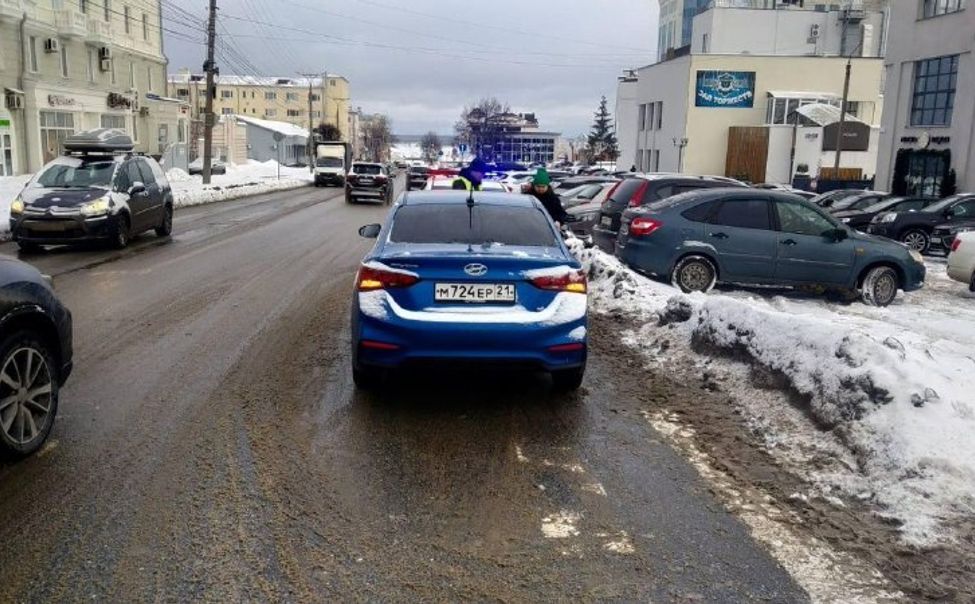 В Чебоксарах женщина за рулем иномарки сбила подростка, переходившего дорогу на "зеленый"