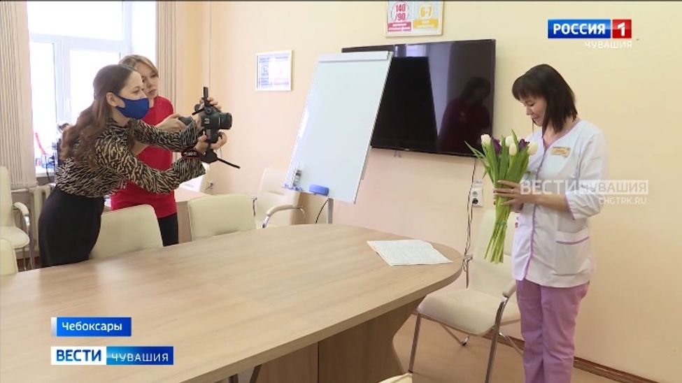 В Чебоксарах волонтеры в преддверии 8 марта создали праздничное настроение женщинам-врачам