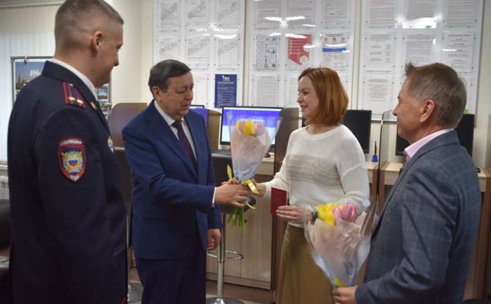 В Чувашии полицейские поздравили женщин, обратившихся в управление по вопросам миграции