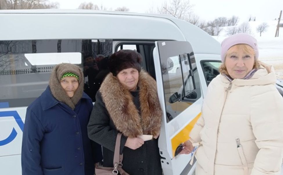Мобильная бригада доставляет пожилых сельчан на медосмотры