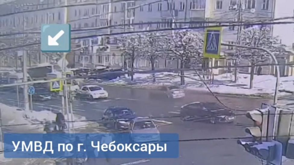 При столкновении двух автобусов в Чебоксарах пострадала 66-летняя пассажирка