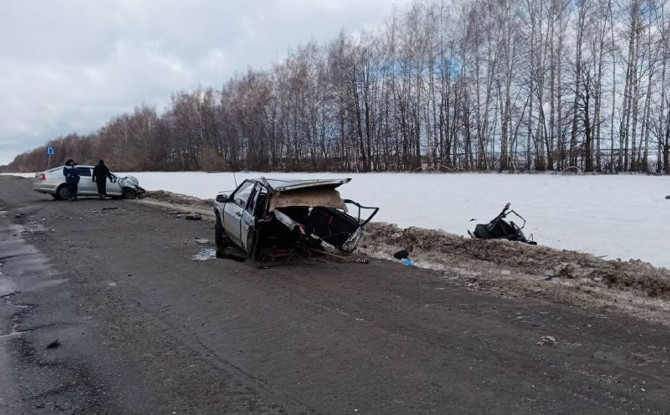 В Шумерлинском округе "девятка" вылетела на встречную полосу и столкнулась с иномаркой