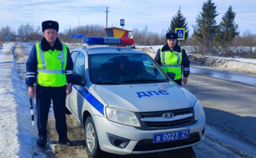 В Чувашии полицейские помогли водителю, которому стало плохо на дороге