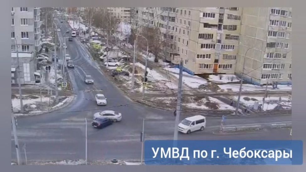 В Чебоксарах столкнулись две легковушки. 1 человек пострадал