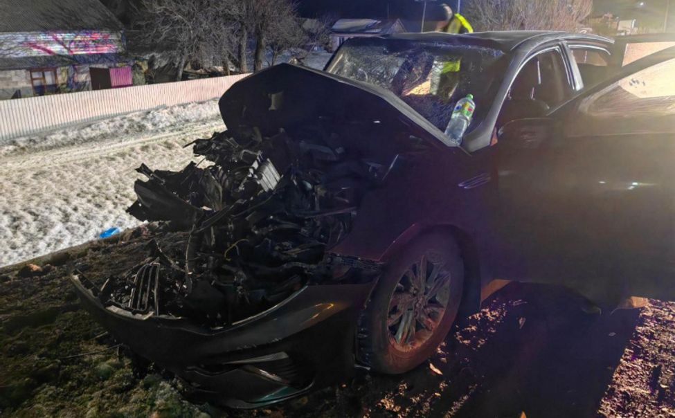 При столкновении легковушки с фурой на трассе М-7 в Чувашии пострадали 4 человека