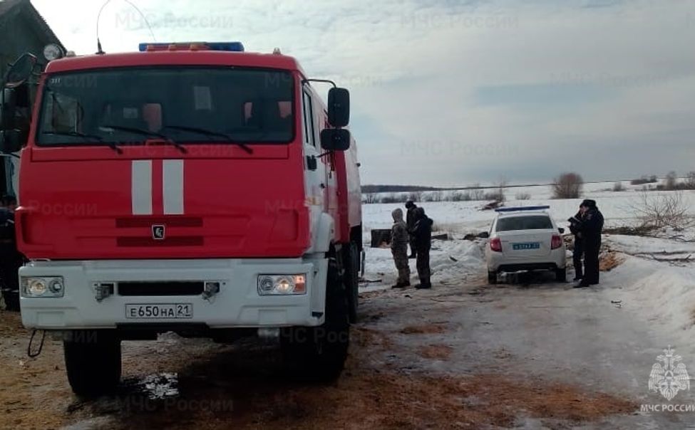 Из-за неисправной электрики в Чебоксарах загорелся гараж