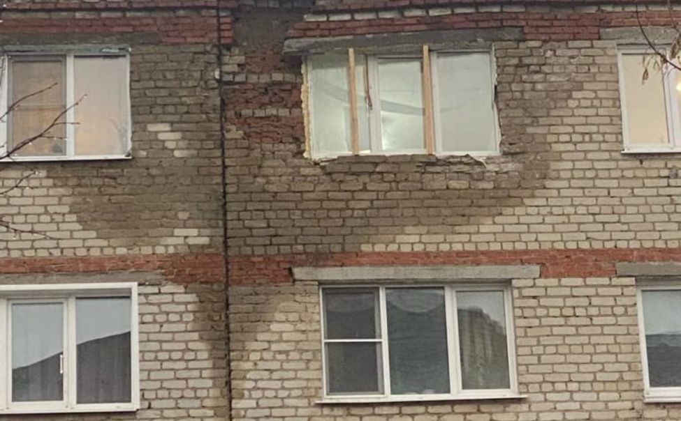 На ул. Энгельса в Чебоксарах частично обрушилась облицовка дома