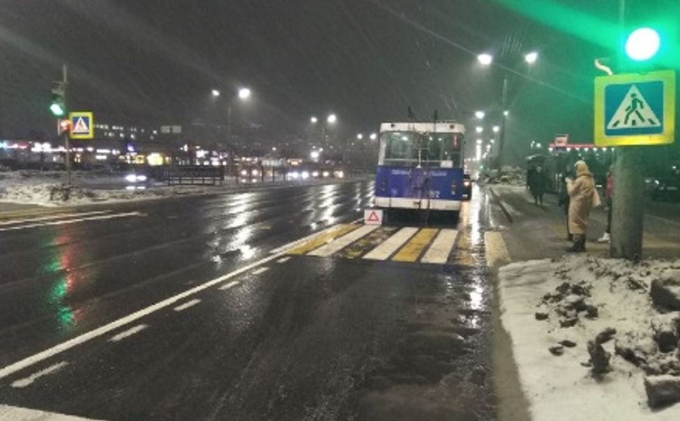 В Чебоксарах троллейбус сбил школьницу