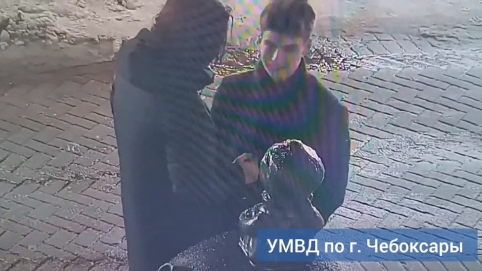 В Чебоксарах полицейские ищут парней, сломавших розу у «Маленького принца»
