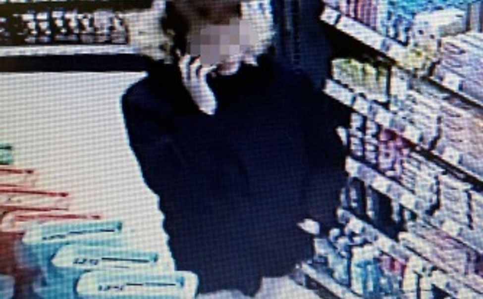 Чебоксарец украл из магазина три банки черной икры и выбросил
