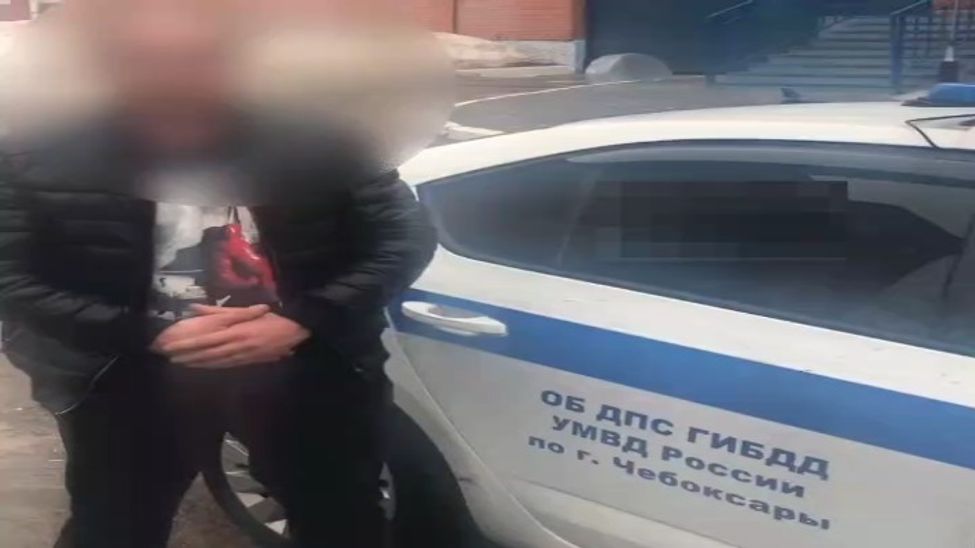 В Чебоксарах пьяный водитель, увидев полицейских, перепрыгнул на заднее сиденье автомобиля