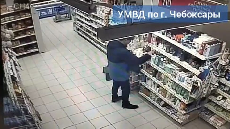 В Чебоксарах мужчина украл из магазина 37 флаконов дезодоранта