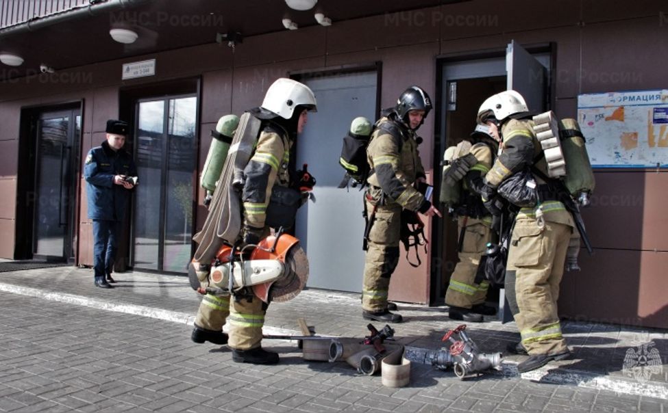 В Чебоксарах прошли учения по тушению пожара в жилом здании