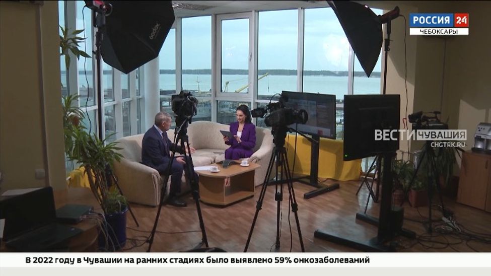 За 2 часа прямой линии Олег Николаев успел ответить на два десятка вопросов