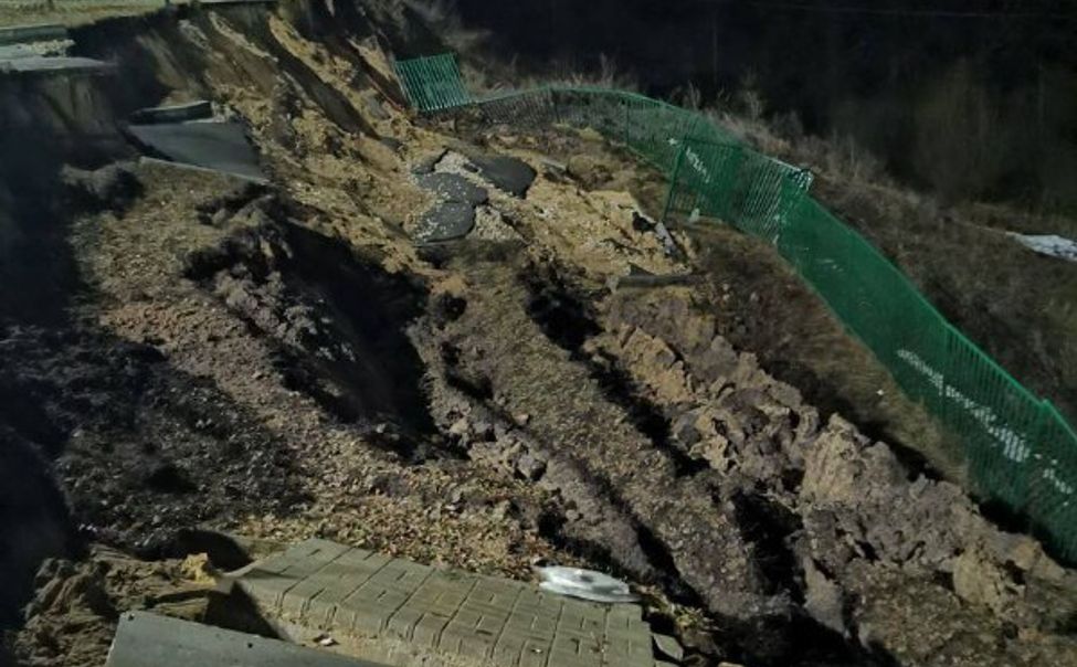 В Чувашии на территории недавно построенной школы обвалился грунт 