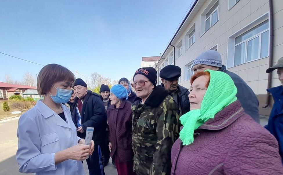 В Яльчикском округе пожилых пациентов доставляют на диспансеризацию на автомобиле