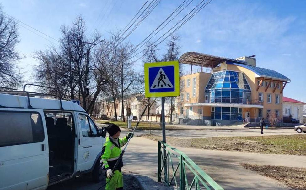 В Чебоксарах отмывают дорожные знаки и светофоры