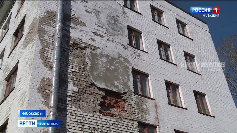Активисты ОНФ призывают власти обратить внимание на разрушающиеся фасады чебоксарских домов