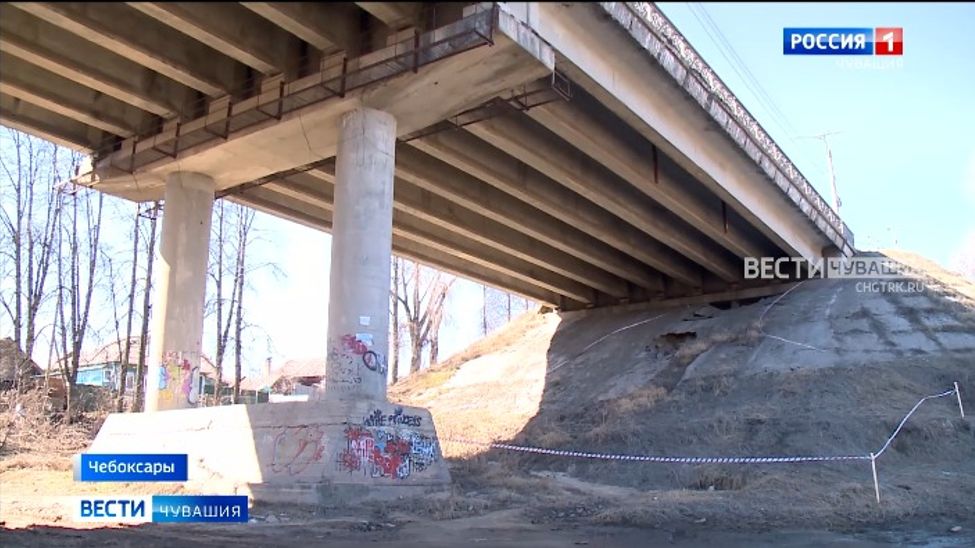 В Чебоксарах у Гагаринского моста подмыло опору основания 