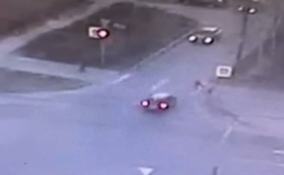 В Чебоксарах 10-летняя девочка, выбежавшая на пешеходный переход, попала под колеса автомобиля 