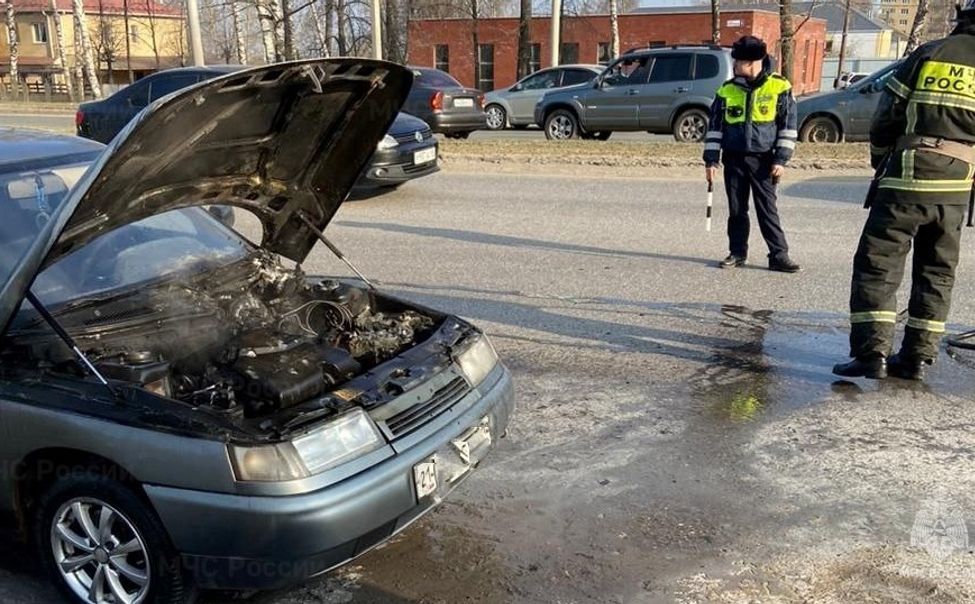На Марпосадском шоссе в Чебоксарах загорелась легковушка