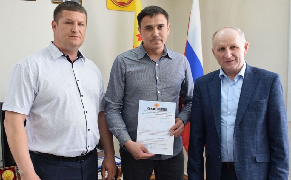 В Красночетайском округе две молодые семьи получили жилищные сертификаты  