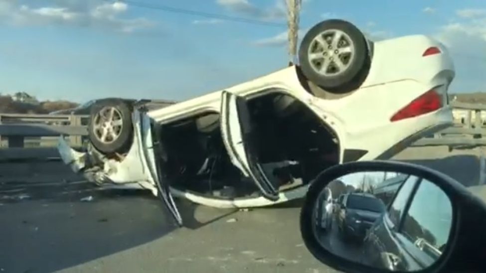 На Московском мосту в Чебоксарах легковушка опрокинулась на крышу