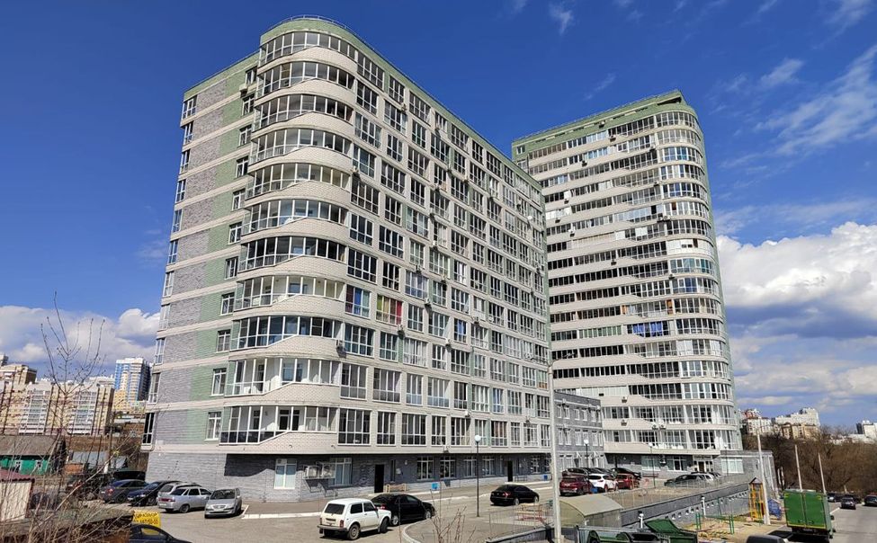 С 12 этажа чебоксарской многоэтажки на женщину с ребенком упали куски кирпичей