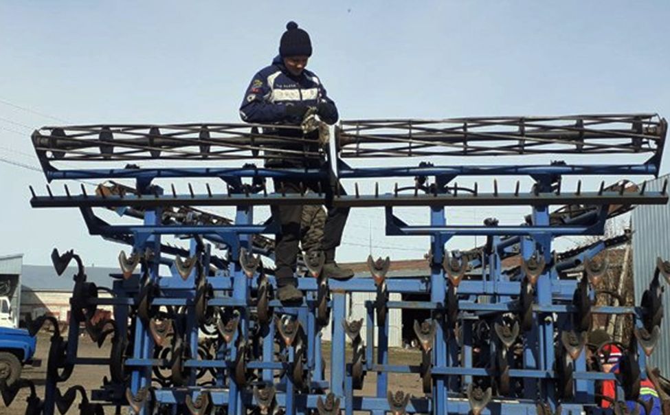 В Чувашии школьники помогают аграриям в посевную