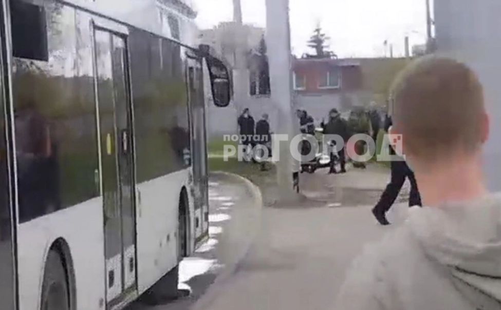 В Чебоксарах мужчина погиб на крыше троллейбуса