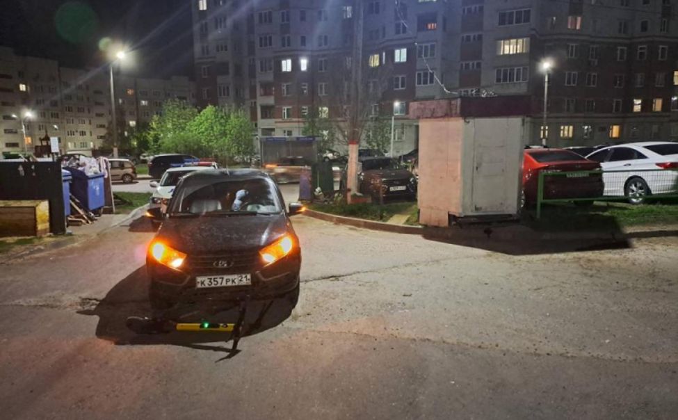 В Чебоксарах мужчина на электросамокате попал под колеса легковушки