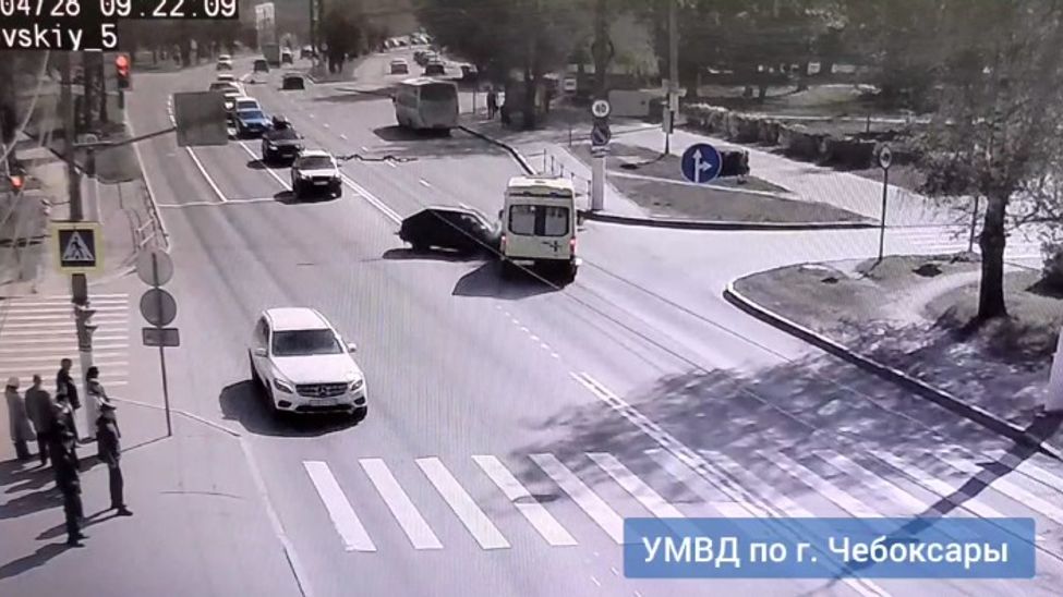 В Чебоксарах легковушка столкнулась со машиной скорой помощи