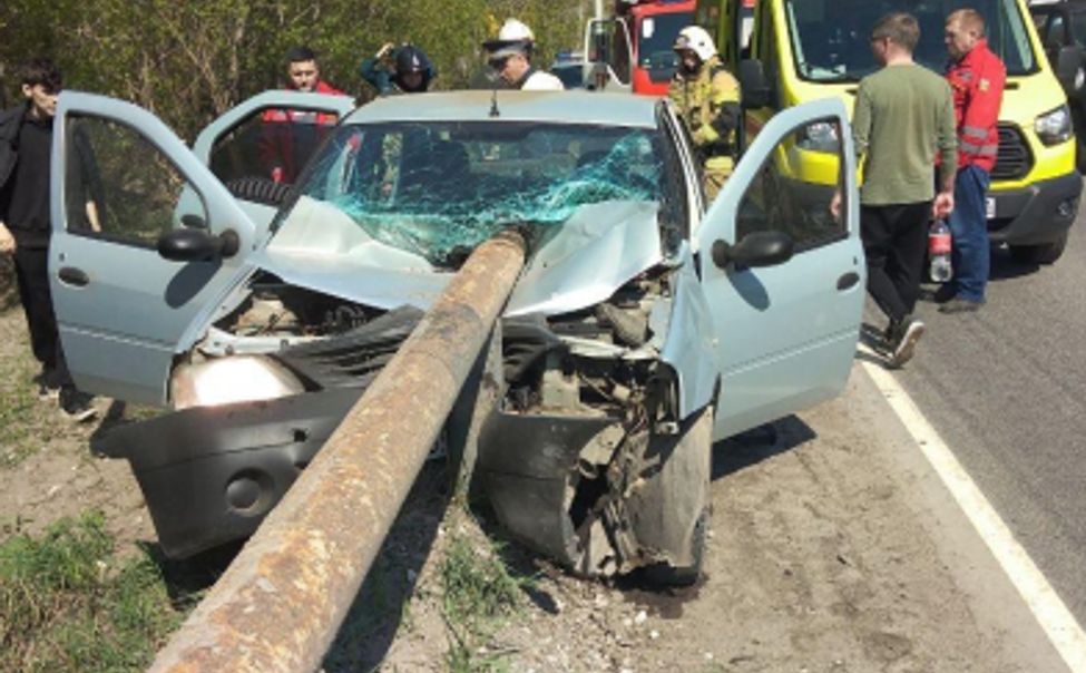 В Новочебоксарске автоледи въехала в металлический отбойник