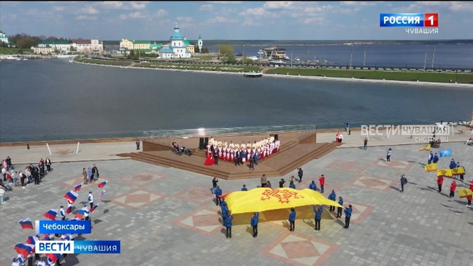 В День госсимволов Чувашии в столице прошел флешмоб