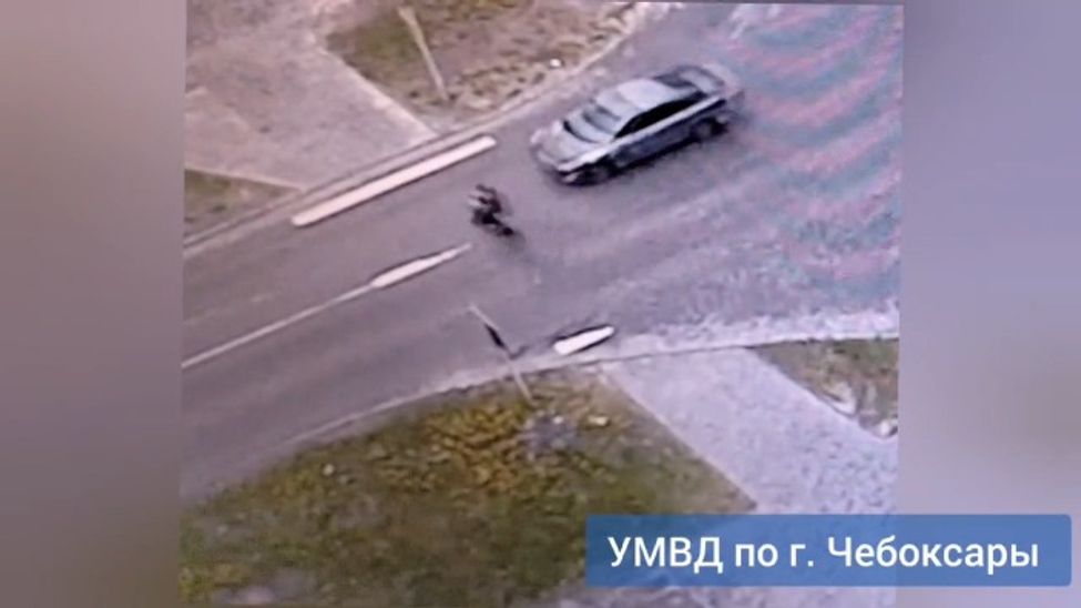 В Чебоксарах 14-летний самокатчик попал под колеса автомобиля 