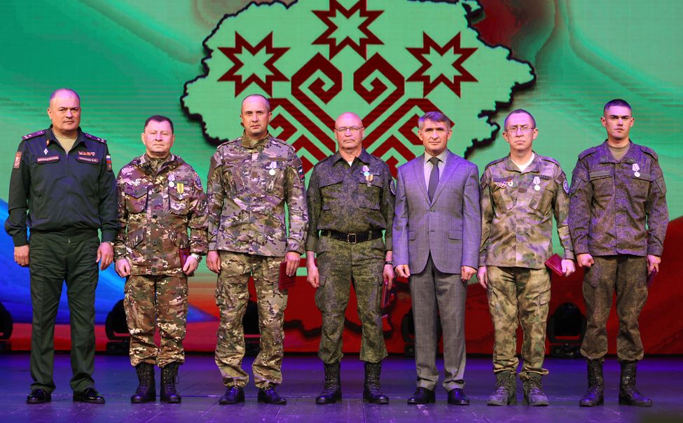 Шесть бойцов из Чувашии, вернувшихся из зоны СВО, наградили медалями "За отвагу"